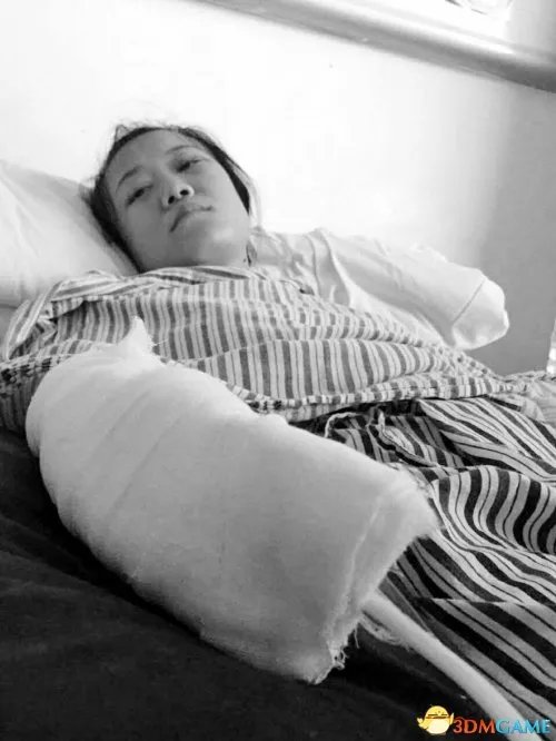 女售票员劝乘客投币被割手筋 疯狂乘客拳打脚踢