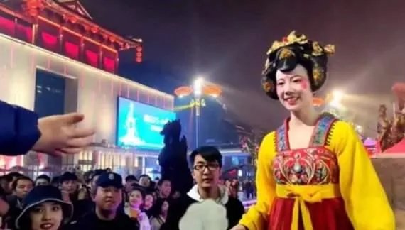 大唐不夜城的不倒翁如此火的原因是什么？