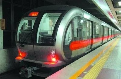 两女子地铁内劈叉，被警方行政警告的主要原因是什么？