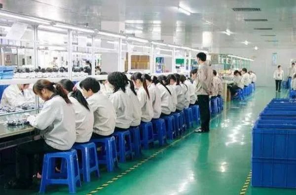 如何看待发员工证件时随手扔地上一事？