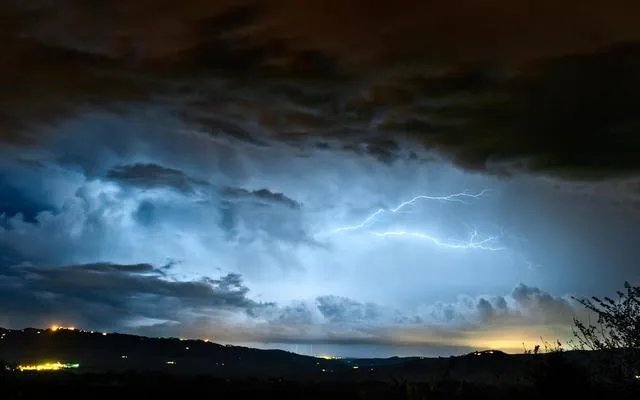 特朗普所说的,使用核弹来阻止飓风登陆的做法真的可行吗?