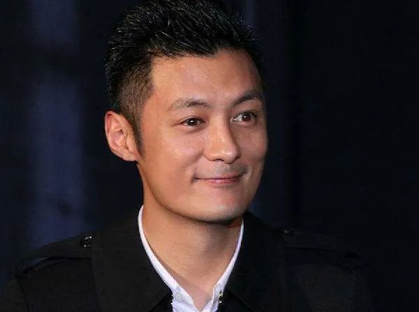 为什么余文乐的眼睛一大一小，这是什么原因导致的？