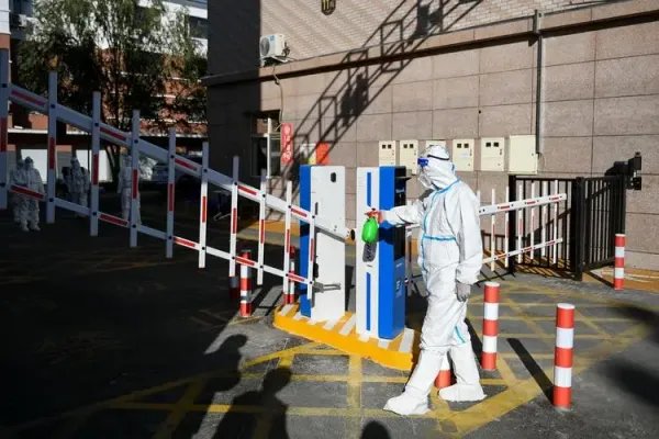 额济纳旗前期防疫压力巨大，主要体现在哪些方面？