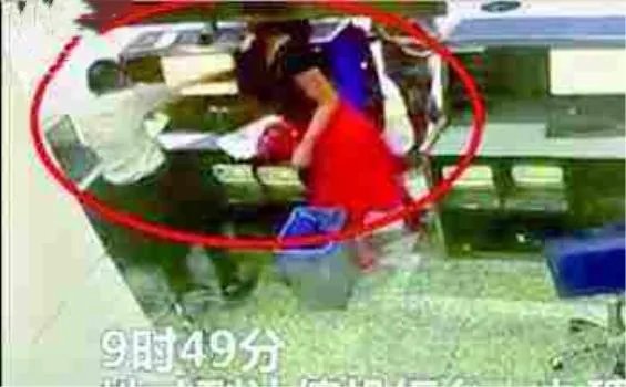 高铁扒门女教师究竟错在哪了？