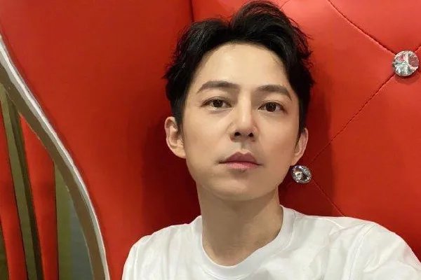 何炅回应收礼事件,当时调侃本意是为了引导大家不要浪费,你会相信他吗?