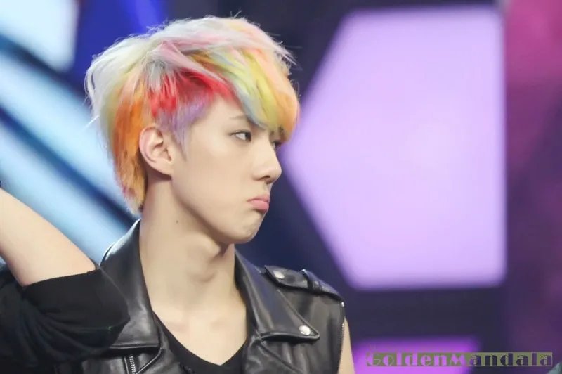 球吴世勋快本可爱颂的动图、还有他其他的动图+图片都可以 要萌啊