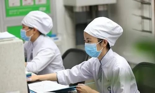 援鄂护士身份造假，人设崩塌的她，究竟怎么了？