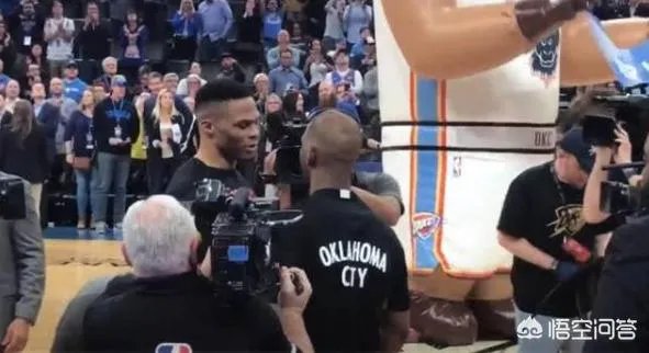 威少重回雷霆主场拿到34分5助攻,赛后主动跟保罗,亚当斯等人拥抱,你怎么看?