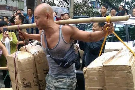 乐嘉肌肉照大盘点 40岁乐嘉当众脱衣赤裸出镜