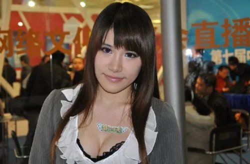 【跟踪】梦情女秘书“毛毛”现场走秀（多图）