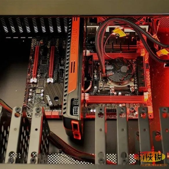 主机藏在抽屉里 真正的“桌面级”PC机箱诞生！