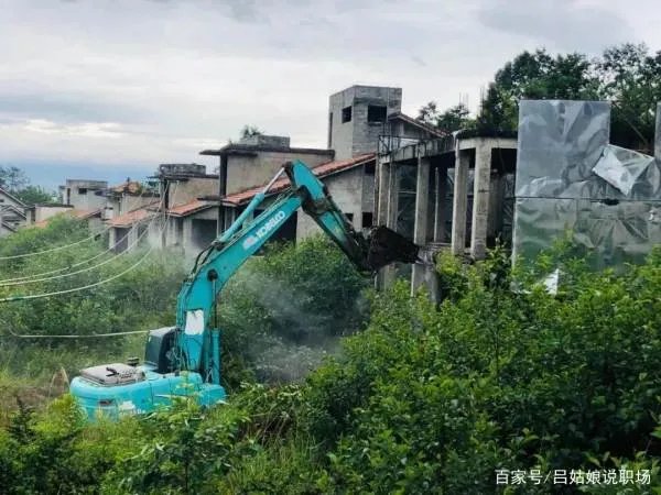 对于云南大理55栋高尔夫别墅被拆除一事,你有何看法?