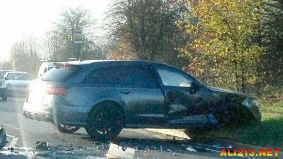 贝克汉姆车祸现场曝光 三菱跑车完全报废损失惨重