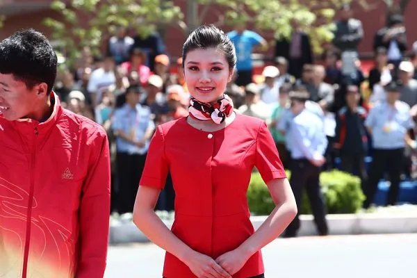 高速公路收费员“职业假笑”走红后报警，你认为报警是否过于夸张？