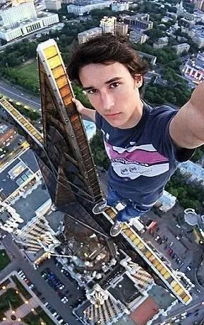 如何看待游客悬崖自拍跌落事件？