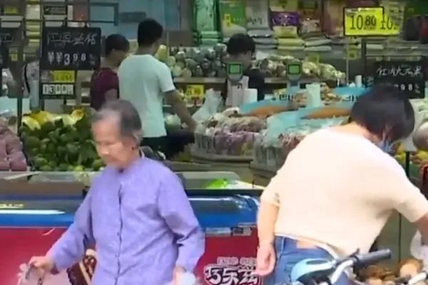 经家属及其本人同意,多次偷排骨老太被挂牌示众,尊严没罚款重要?