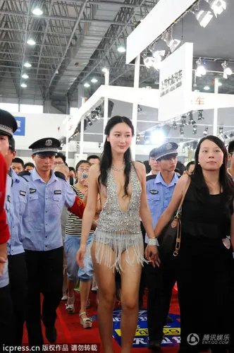 “湿露露”深V爆乳装亮相车展 尺度更胜干露露