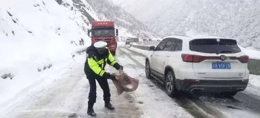 大雪中被冻成雪雕交警是个帅小伙,冻成雪雕的照片代表了什么?