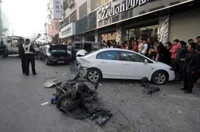 我爸开车正常行驶,后面有人骑摩托车追尾成重伤,要求我家赔偿全部医药费,责任该如何划分?