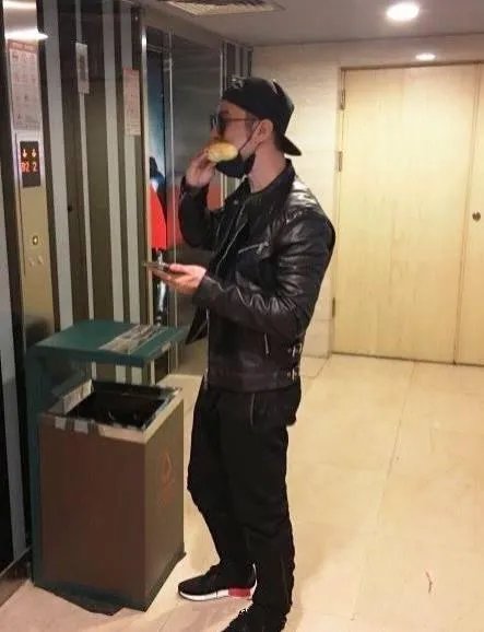 有哪些明星接地气不修边幅吃路边摊被抓包?