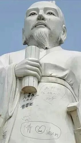 湖南大学标志性塑像被涂成大花脸，你怎么看？