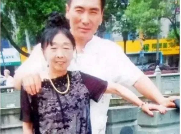 25岁小伙为留住60岁老太,不顾反对坚持要结婚,如今他们怎样了?
