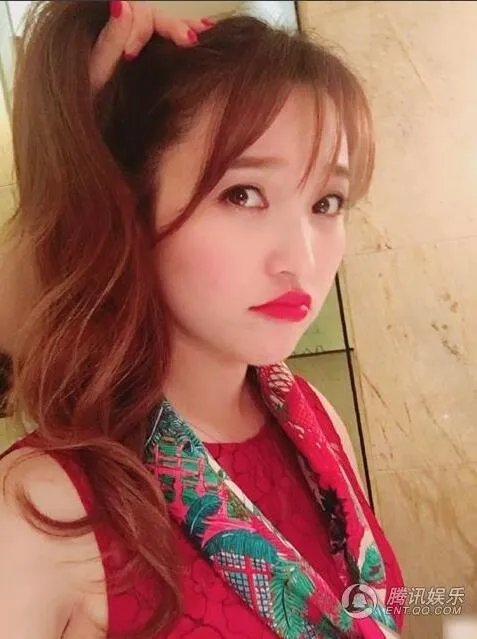 金莎走艳俗风被骂 网友直呼清纯不在不敢直视