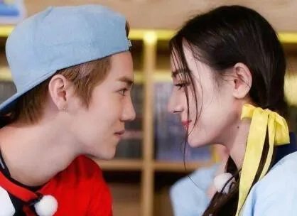 余文乐低调结婚收获一堆祝福;而公布恋情的鹿晗却被脱粉,怎么看待这两件事?