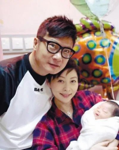 钱嘉乐汤盈盈孩子首曝光 女儿长得跟爸爸一模一样