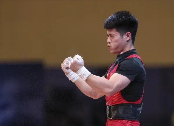 举重远动员李发彬建议全民健身，此举的原因是什么？