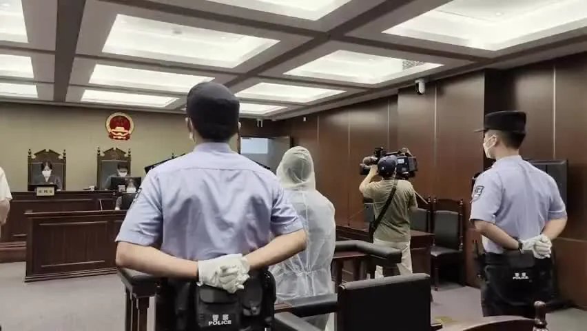 硕士男偷换菜场商户二维码谎称测试被抓 获刑半年