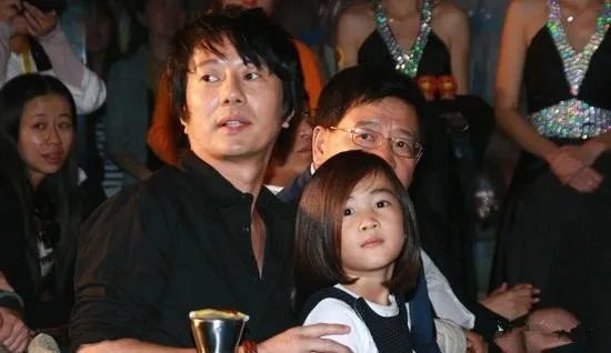 郑钧和孙峰女儿郑楚怡曝光  郑钧曾为孙峰作曲《灰姑娘》