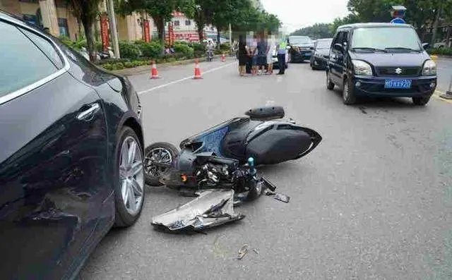 我爸开车正常行驶,后面有人骑摩托车追尾成重伤,要求我家赔偿全部医药费,责任该如何划分?