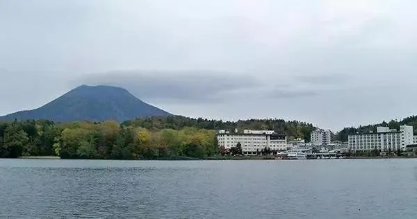 中国女教师独自出游日本失联，日本方面应该做什么？