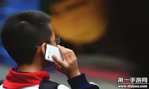 小学生10连跪怒摔手机 要求腾讯赔偿