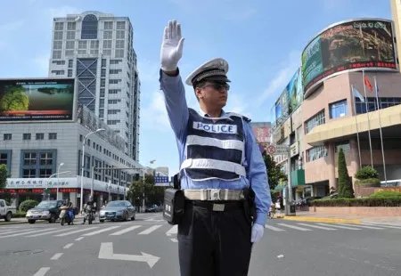 奶奶织毛袜多少双送交警？