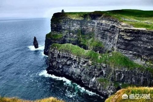 如何看待游客悬崖自拍跌落事件？