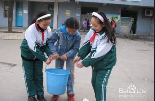 新娘跪地救人的启示