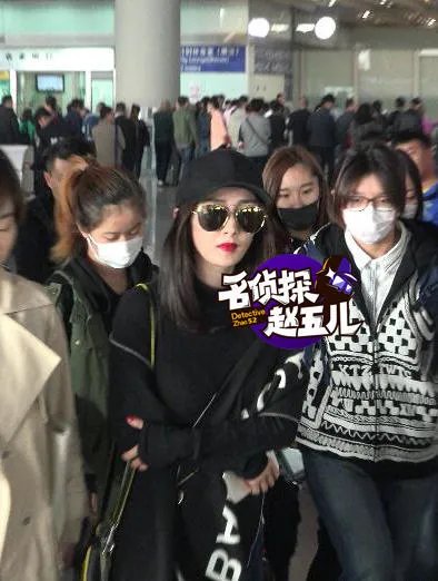 杨幂唇红肤白现身机场 冷漠脸未对刘恺威出轨事件做回应