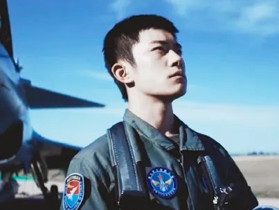 易烊千玺照片登初选合格证，眼神坚定，这是千纸鹤的骄傲吗？