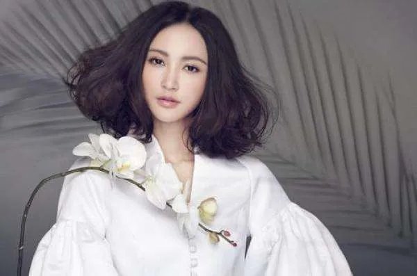 张歆艺全家为金晨打call，娱乐圈的友谊可靠吗？