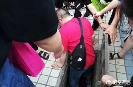 河南一考生入场前身份证掉下水井盖里,老师直接跳了下去取回身份证,你怎么看?