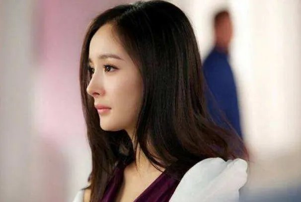 杨幂米兰时装周的时候,穿的那双银色懒人鞋是什么牌子的呢?