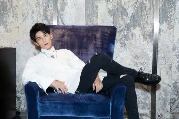 吴磊，若谈恋爱不会公开，你认为明星应该公开恋情吗？