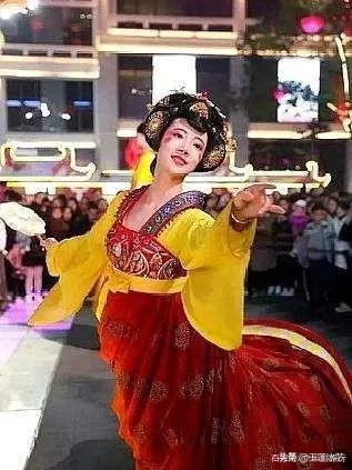 大唐不夜城的不倒翁如此火的原因是什么？