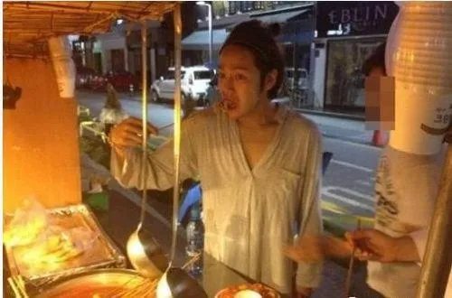 有哪些明星接地气不修边幅吃路边摊被抓包?