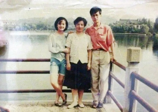 赵薇露面略显憔悴，网传她离婚是真的吗？