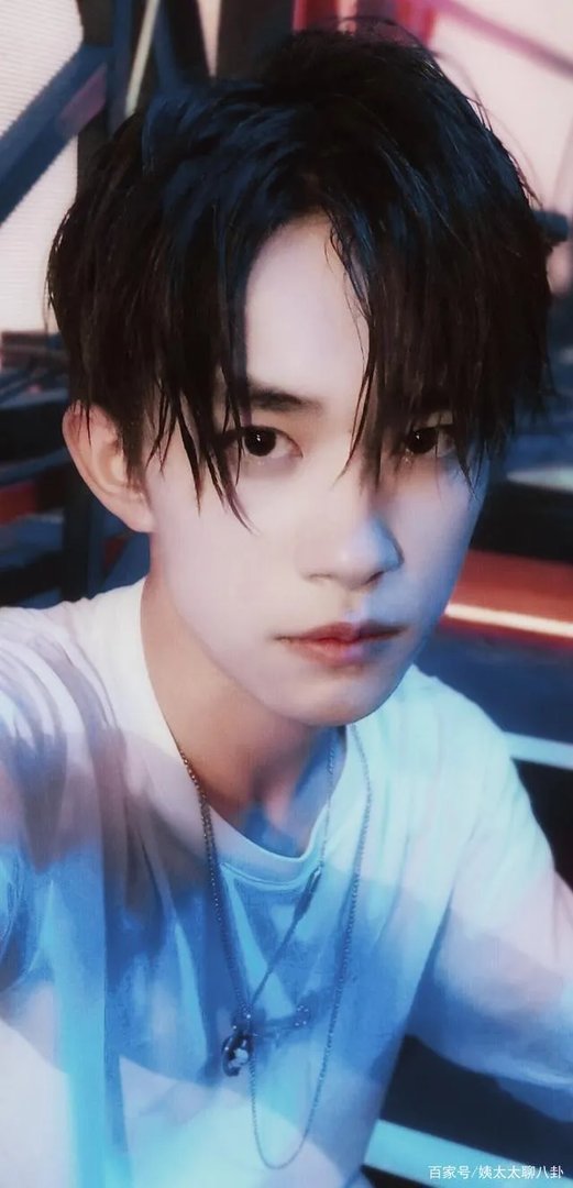 易烊千玺：出道时被diss最丑如今成为最有潜力男明星，他经历了什么？