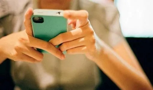 对于女孩地铁站下楼玩手机摔倒一事，你怎么看？