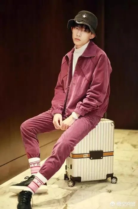 易烊千玺参加格莱美颁奖盛典，作为队长的王俊凯和主唱之一的王源为什么不参加？